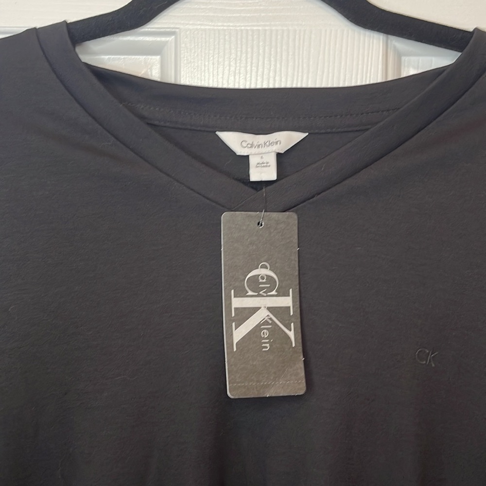 New,Calvin Klein v-neck t-shirt - Picture 5 of 5